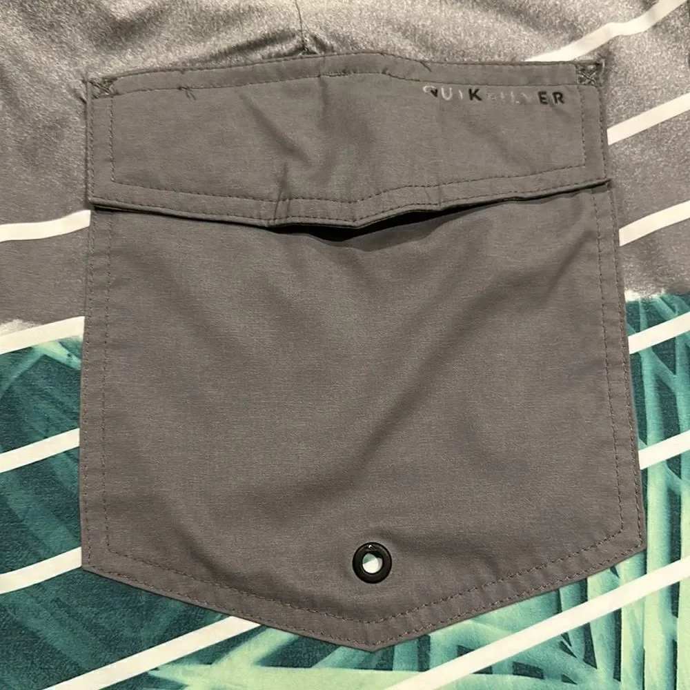 Quicksilver Boardshorts size 38 good condition !
